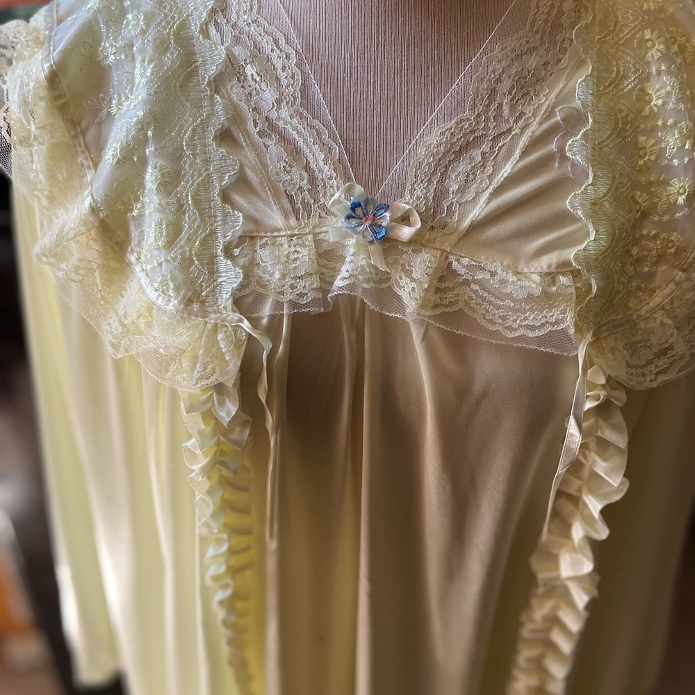 Yellow Nylon Peignoir Set, size M, Knee Length, Lacey, Welmelda Chinese label.